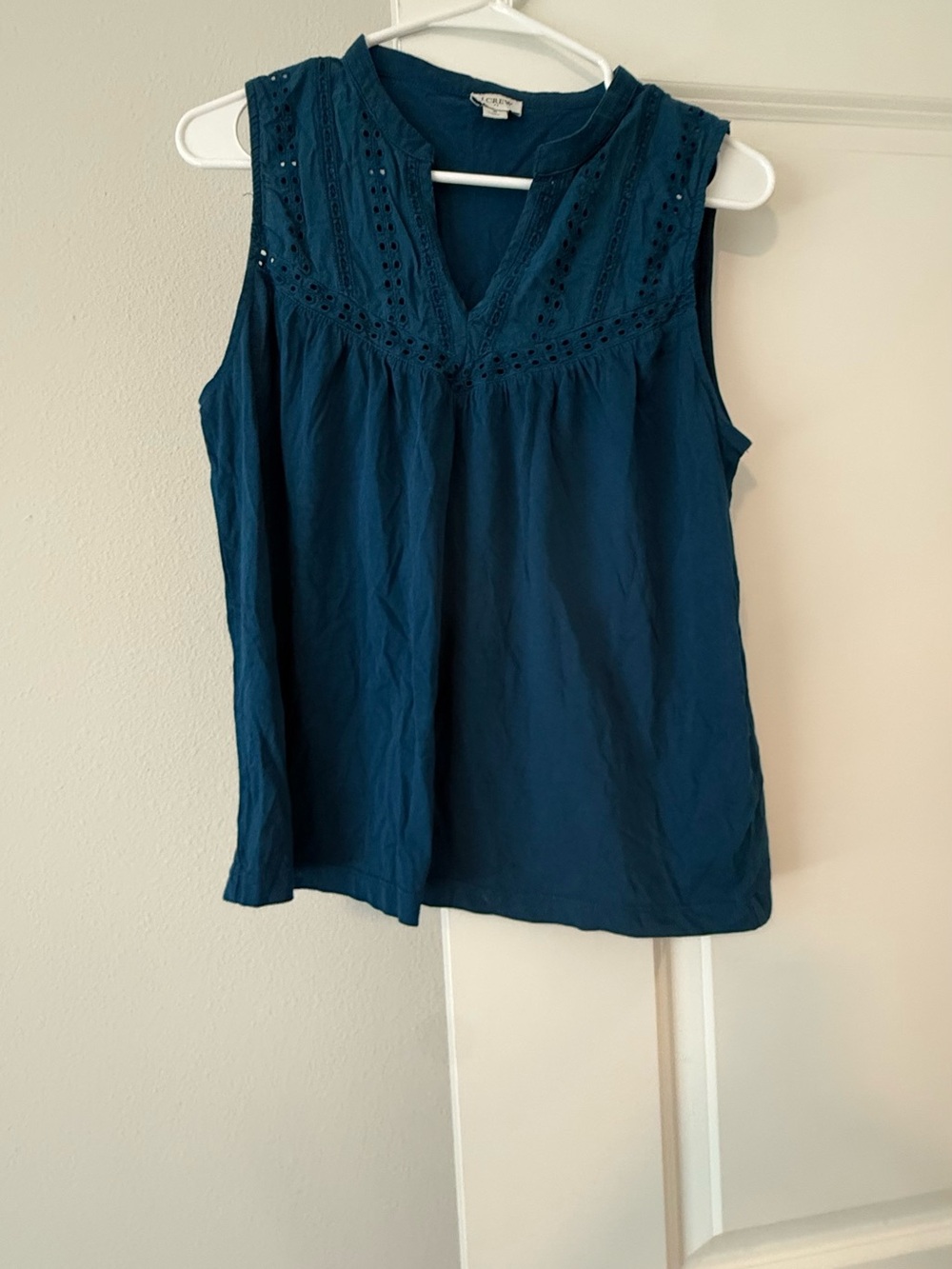 Crew Sleeveless Blouse - Blue Eyelet Yoke Detail size S ❤️ - Picture 5 of 9